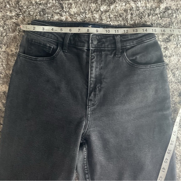 Hollister Women's Ultra-High Rise Mom Jeans Size 28 / 6R - Picture 3 of 10
